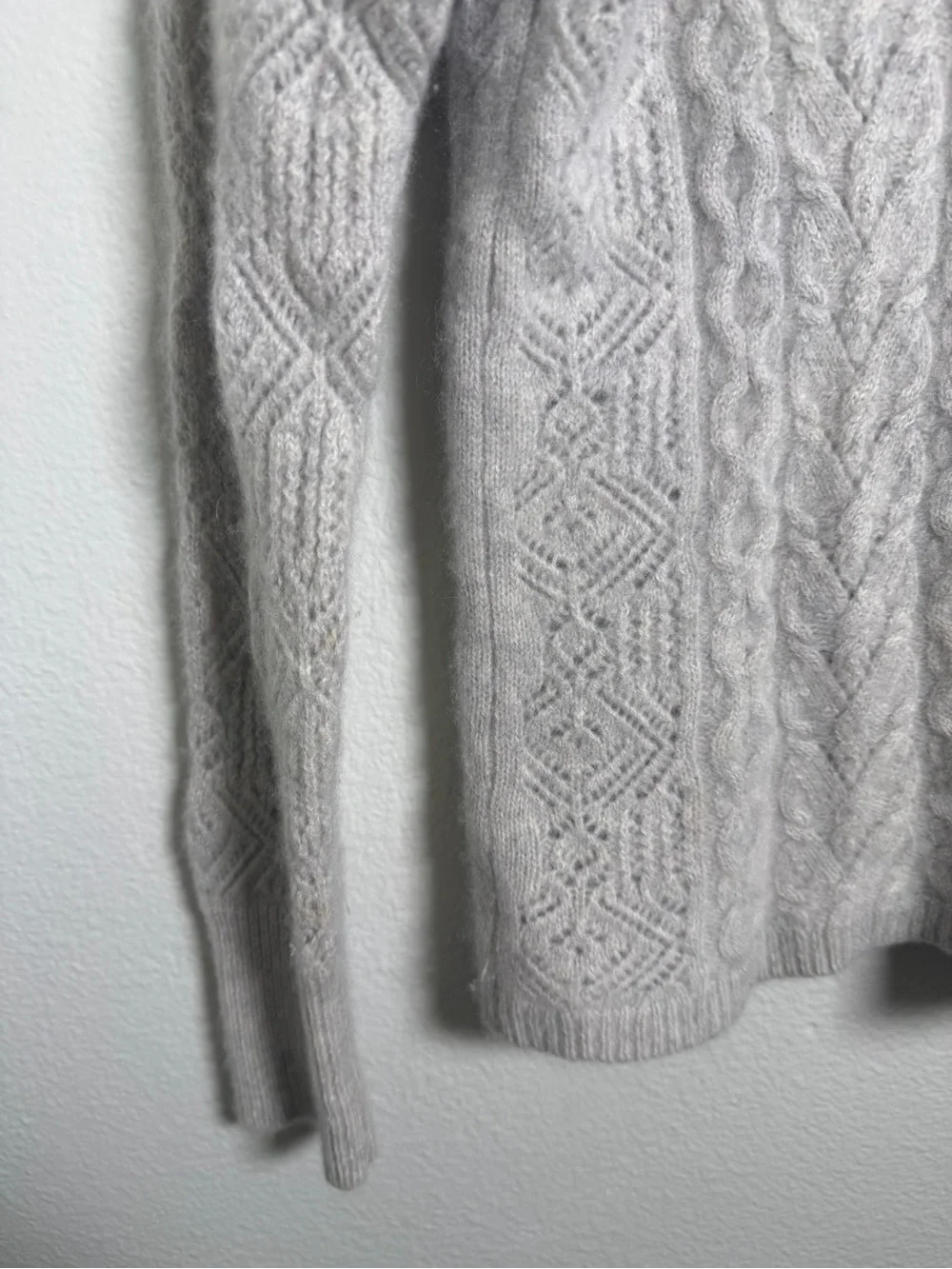 Bloomingdale's 2-Ply 100 % Cashmere Light Grey Cable-Knit V-Neck Sweater Size M